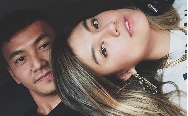 'Ini mengenai kesetiaan, prioritas #mommyNEZ #daddyJIN #relationshipGOALS,' tulis lelaki yang akrab disapa Wijin itu. (Via Instagram/@saputrawijaya)