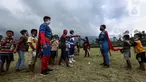 Anak-anak saat bermain dengan relawan berkostum superhero di Tempat Pengungsian Gunung Merapi, Desa Klakah, Selo, Boyolali, Jawa Tengah, Sabtu (21/11/2020). Kegiatan bermain ini untuk mengisi waktu anak-anak sehingga dapat menjaga kondisi anak tetap ceria dan sehat. (Liputan6.com/Johan Tallo)