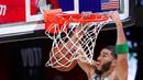 Pebasket Boston Celtics, Jayson Tatum, memasukkan bola saat melawan Miami Heat pada pada gim ketiga final Wilayah Timur di Lake Buena Vista, Sabtu (19/9.2020). Boston Celtics menang dengan skor 117-106. (AP/Mark J. Terrill)
