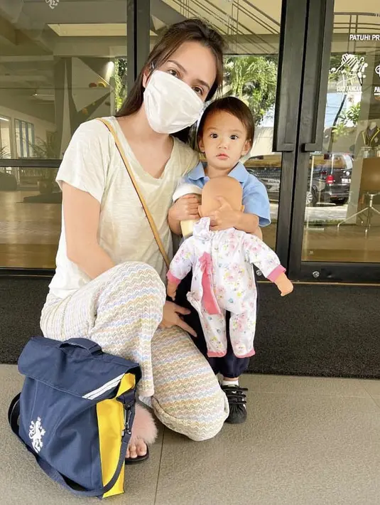 Shandy juga nampak santai dengan atasan tshirt dipadukan celana panjang knit saat menjemput si kecil.(@shandyaulia)