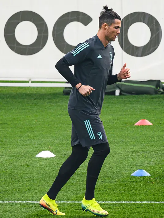 Pemain Juventus Christiano Ronaldo berlatih di Turin, Italia, Selasa (25/2/2020). Juventus akan bertandang ke markas Lyon untuk pertandingan leg pertama babak 16 besar Liga Champions, Kamis (27/2/2020) dinihari WIB. (MARCO BERTORELLO/AFP)