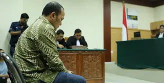 Setelah melalui proses beberapa bulan, akhirnya penyanyi Iwa Kusuma alias Iwa K mendengarkan vonis hakim. Penyanyi rap itu divonis 6 bulan dikurangi masa rehabilitasi. Vonis itu lebih ringan dari tuntutan 8 bulan penjara. (Adrian Putra/Bintang.com)