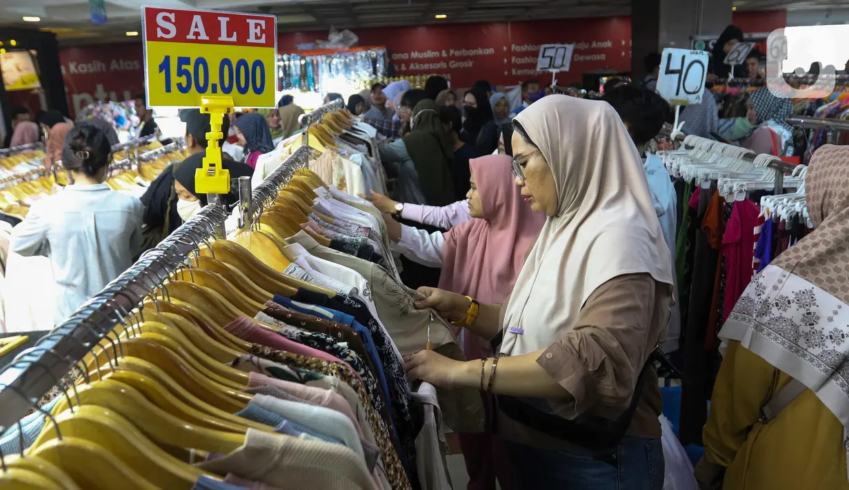 Sejumlah warga memadati Pasar Tanah Abang, Jakarta, Minggu (23/3/2025). (Liputan6.com/Herman Zakharia)