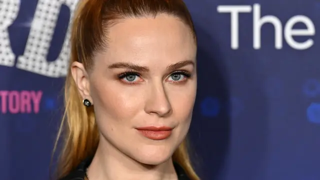 Gaya Evan Rachel Wood Pakai Blazer Hitam, Cantik dan Memesona