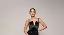 Nia Ramadhani kenakan gaun sequin hitam dari Hian Tjen. Fitted dress ini dipadukan dengan strap belt emas yang elegan [@ramadhaniabakrie]