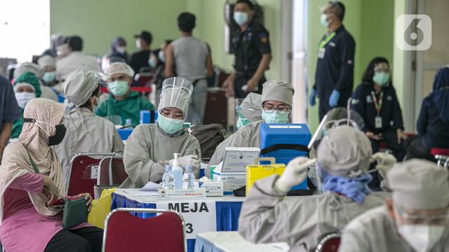 FOTO: Vaksinasi COVID-19 Pedagang Pasar Induk Kramat Jati