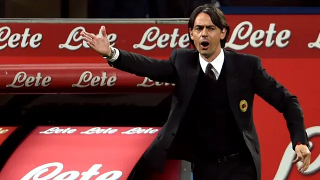 Allenatore AC MIlan Filippo Inzaghi memberikan instruksi kepada pemainnya