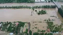Sementara 80 ribu penduduk Beijing dievakuasi, jalan dan infrastruktur komunikasi rusak, dan listrik di 136 desa terputus hingga Senin (28/7/2025) tengah malam waktu setempat. (ADEK BERRY/AFP)