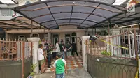 Penampakan TKP pabrik sabu di Kalideres, Jakarta, Senin (24/6/2019). Polisi menyita barang bukti berupa narkotika jenis sabu siap edar, bahan kimia dan alat pembuat sabu. (Liputan6.com/Herman Zakharia)