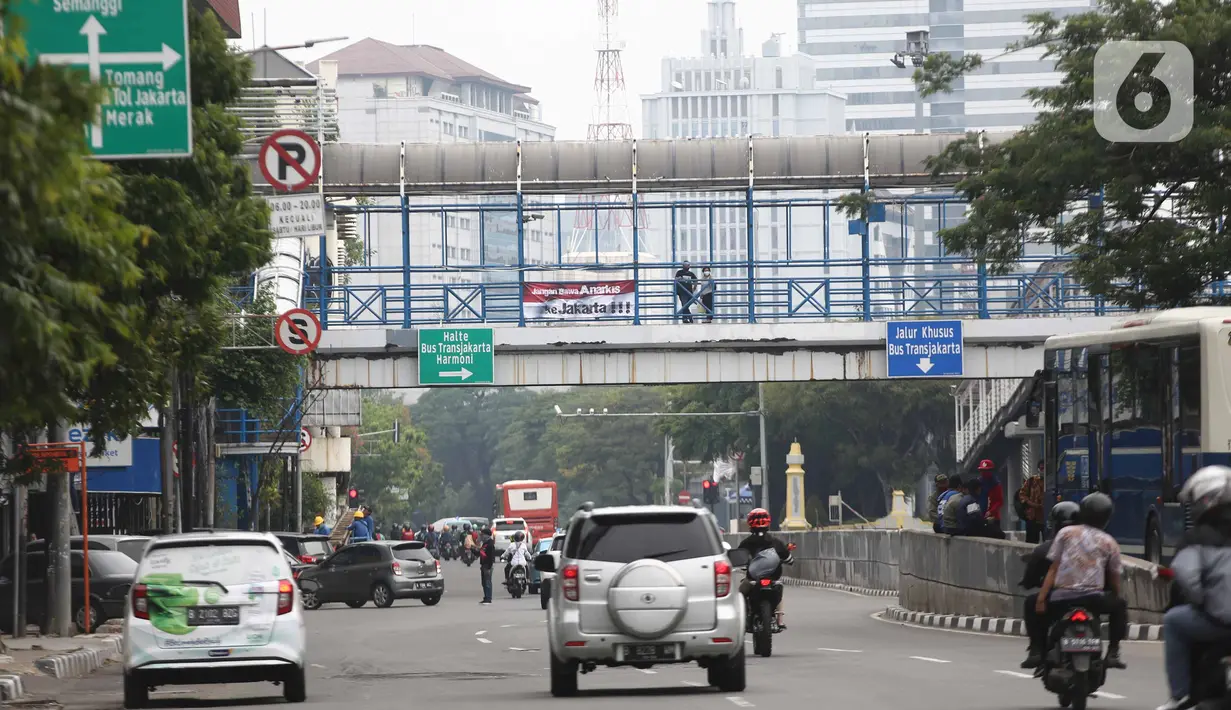 Spanduk imbauan tolak anarkisme terpasang di JPO di Jakarta, Minggu (11/10/2020). Spanduk imbauan untuk tidak melakukan aksi anarkisme merebak di sejumlah kawasan di Jakarta pascaaksi unjuk rasa massa yang menolak pengesahan Omnibus Law UU Cipta Kerja. (Liputan6.com/Faizal Fanani)