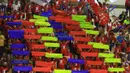 Pendukung tim putri Jakarta Pertamina Energi terus memberikan dukungan saat timnya bertanding melawan Gresik Petrokimia pada putaran pertama Proliga 2016 di GOR Ken Arok, Malang, Sabtu (20/2/2016). (Bola.com/Nicklas Hanoatubun)