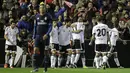 Para pemain Valencia merayakan gol penyeimbang yang dicetak Paco Alcacer ke gawang Real Madrid pada laga La Liga Spanyol. Gol itu tercipta melalui umpan Rodrigo. (Reuters/Heino Kalis)