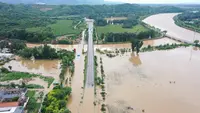 Foto udara menunjukkan banjir akibat hujan lebat di desa Xinanzhuang di distrik Miyun, pinggiran Beijing pada 29 Juli 2025. (ADEK BERRY/AFP)
