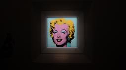 Lukisan "Shot Sage Blue Marilyn" karya Andy Warhol ditampilkan selama pratinjau pers di New York, Senin (21/3/2022). Rumah lelang Christie menyatakan akan melelang lukisan potret Marilyn Monroe yang dibuat Warhol pada 1964 tersebut pada Mei mendatang di New York. (TIMOTHY A. CLARY/AFP)