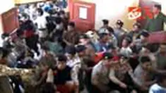 Polisi dan warga baku hantam di PN Jeneponto, Sulsel, pagi tadi. Kericuhan terjadi saat puluhan keluarga korban memaksa masuk ke dalam ruang sidang.