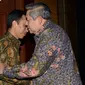 Presiden RI ke-6, Susilo Bambang Yudhoyono (SBY) dan presiden terpilih 2014, Joko Widodo (Jokowi) saat mengadakan pertemuan menyangkut transisi pemerintahan di Nusa Dua, Bali pada 27 Agustus 2014. (AFP PHOTO / SONNY TUMBELAKA)