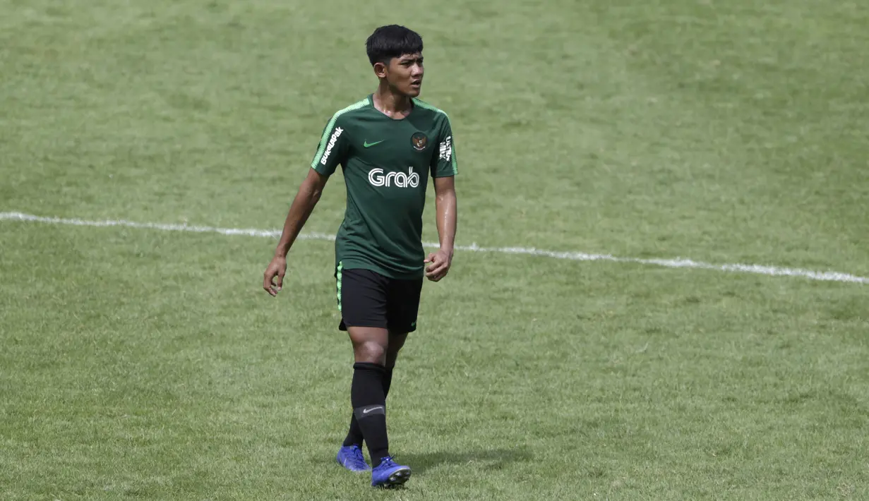 Pemain Timnas Indonesia U-22, Firza Andika, mengamati instruksi saat latihan di Stadion Madya, Jakarta, Kamis (17/1). Latihan ini merupakan persiapan jelang Piala AFF U-22. (Bola.com/Yoppy Renato)