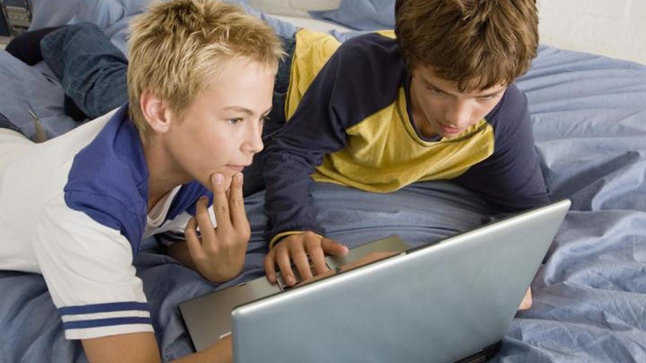 [Bintang] Ilustrasi Anak Nonton Video Porno