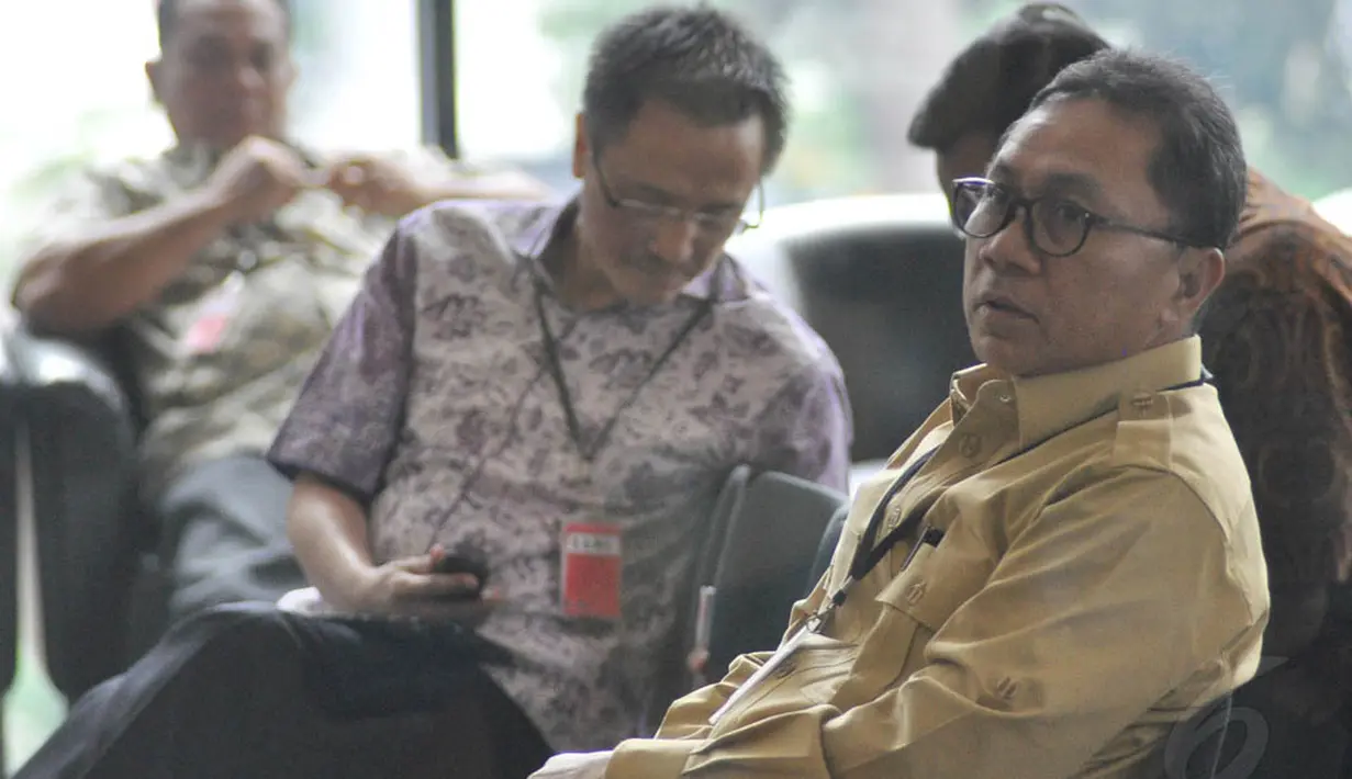 Ketua MPR, Zulkifli Hasan saat berada di ruang tunggu Gedung KPK, Jakarta, Selasa (11/11/2014). (Liputan6.com/Miftahul Hayat)  