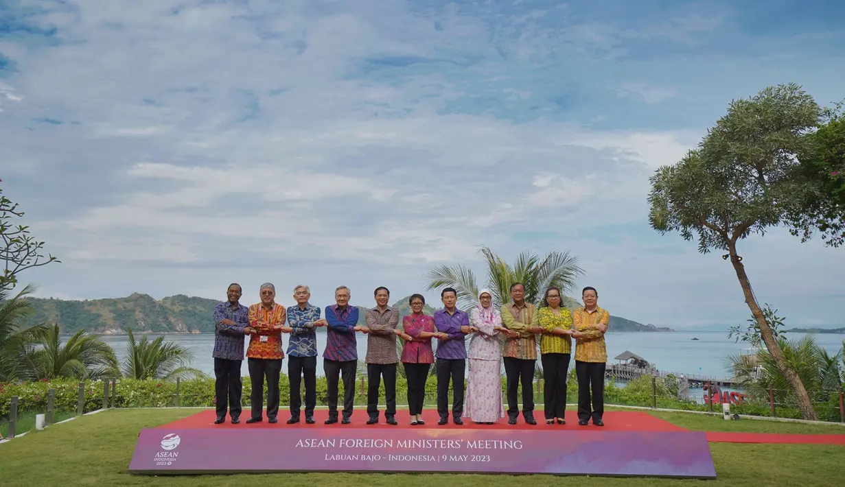 Dalam usaha mengembangkan budaya ini, Alleira Batik turut serta dalam membuatkan pakaian yang dipakai oleh Foreign Minister dan Sekjend ASEAN yang hadir dalam acara “KTT ASEAN ke-42 di Labuan Bajo”.  Credit:  Alleira Batik