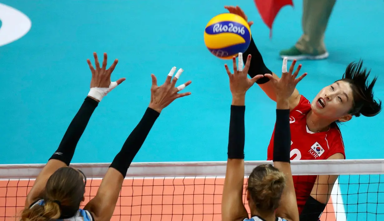 Atlet voli asal Korea Selatan melakukan smash saat laga melawan Argentina di Olimpiade Rio 2016, Brasil pada 10 Agustus 2016. (REUTERS / Marcelo del Pozo)