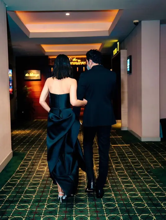 Foto lain menampilkan Marsha Timothy melangkah seraya memegang lengan suami. Dijepret dari belakang oleh fotografer Arman Febryan, hasilnya merefleksikan nuansa romantis. Netizen membanjiri foto ini dengan pujian. “Couple goals favorit,” @holla**** mencuap di kolom komentar. “Ah kalian tuh pasangan yg romantis sekali,” akun @ayu**** menambahkan. “The perfect couple banget ya Allah,” seru @eka****. (Foto: Dok. Instagram @vinogbastian__)