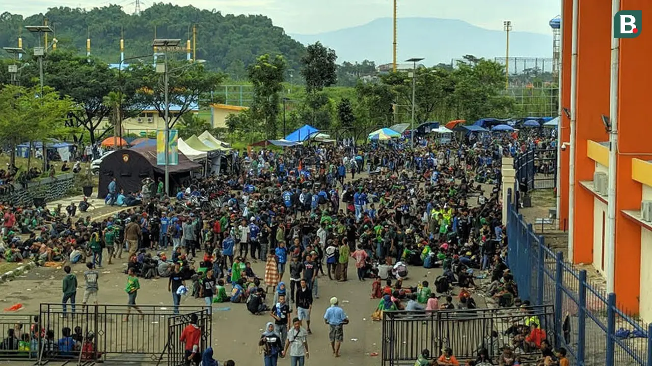 Penonton di Stadion Si Jalak Harupat