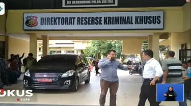 Ditangkap KPK, Asrun dan putranya Adriatma Dwi Putra yang masih menjabat sebagai Wali Kota Kendari jalani pemeriksaan di Mapolda Sultra.