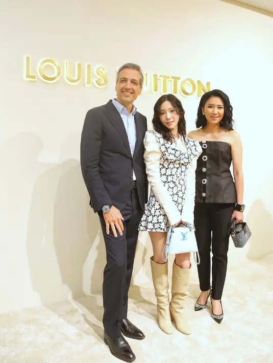Melengkapi tampilnya, Taeyeon membawa tas Louis Vuitton warna biru. Tas tersebut model capucines dengan sling rantai. Menurut laman LV, tas tersebut dijual seharga Rp111 jutaan. [Adrian Putra/Fimela]
