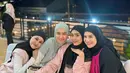 Dhini Aminarti konsisten pakai hijab syar'i saat hangout bareng teman. Kali ini ia kenakan knitted long sleeve dengan pleated skirt warna abu-abu mint yang senada dengan hijabnya [@dhiniaminarti]
