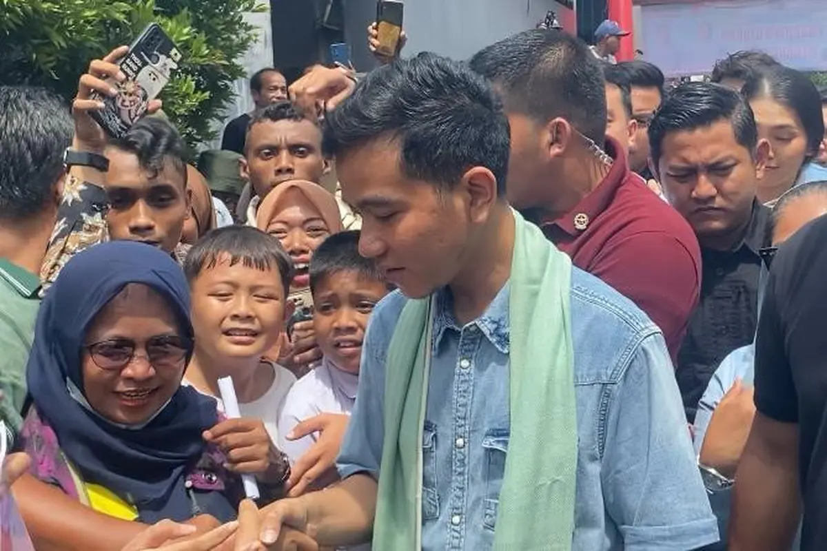 Gibran Rakabuming Raka kampanye ke Ibu Kota. Dia mengunjungi permukiman di Warakas, Jakarta Utara, Selasa (16/1/2024)