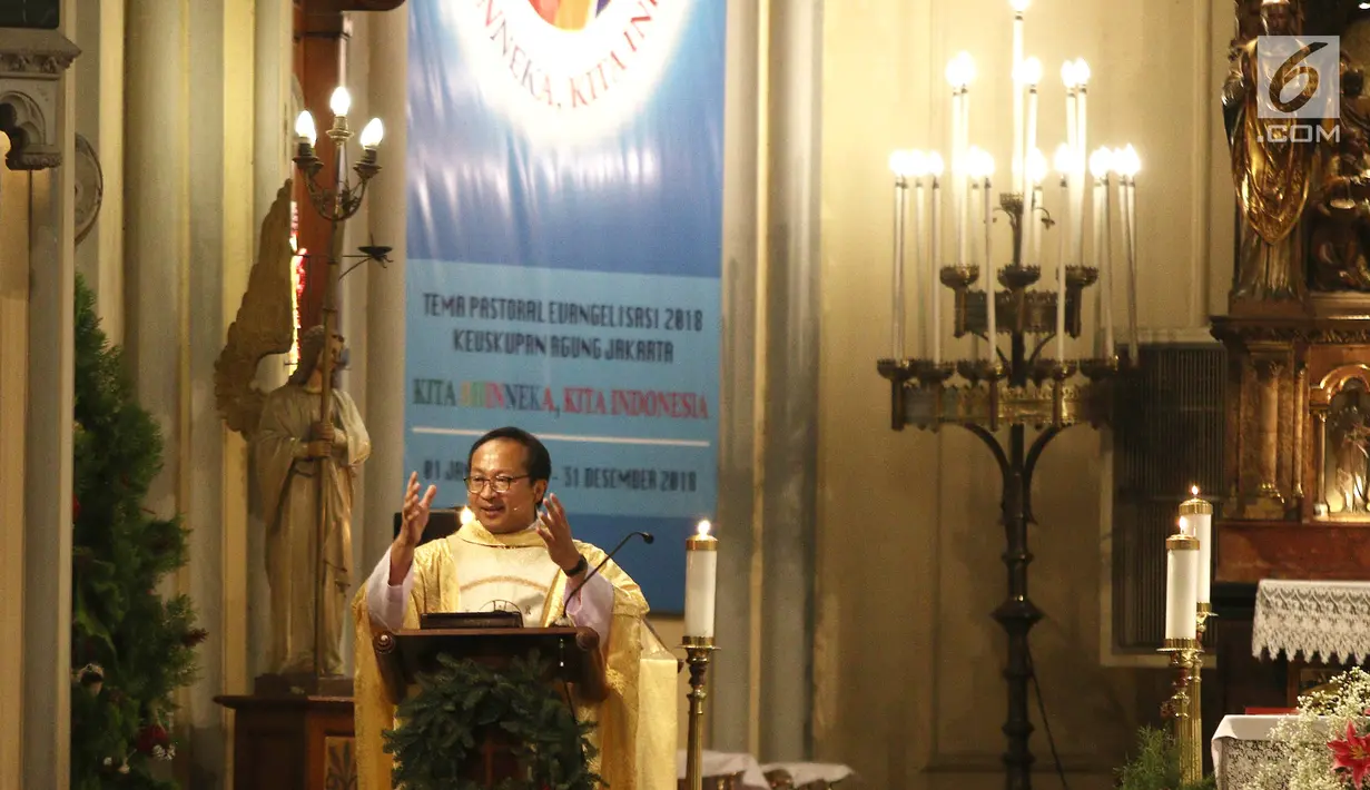 Pemimpin Misa Natal Pastor kepala paroki Hani Rudi Hartoko saat berkhotbah Misa Natal 2018 di Gereja Katedral, Jakarta, Senin (24/12). Misa Natal 2018 mengusung tema "Yesus Kristus Hikmat Bagi Kita”. (Liputan6.com/Herman Zakharia)
