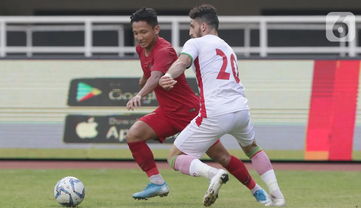 Pemain tengah Timnas Indonesia U-23, Syahrian Abimanyu (kiri) berebut bola dengan pemain Iran U-23, M Mehdi Mehdikhani pada laga persahabatan di Stadion Pakansari, Kab Bogor, Sabtu (16/11/2019). Laga ini uji coba terakhir jelang Sea Games Filipina 2019. (Liputan6.com/Helmi Fithriansyah)
