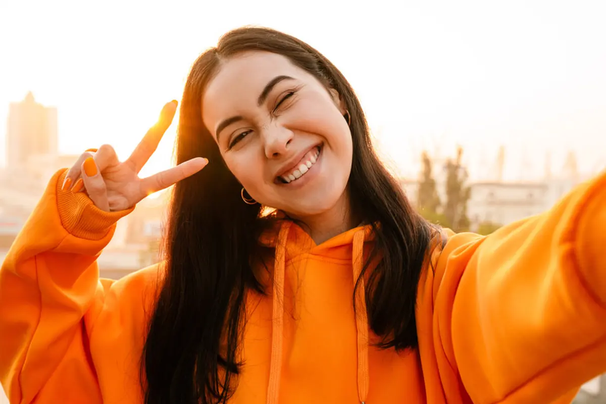 baju orange tersenyum cantik santai selfie