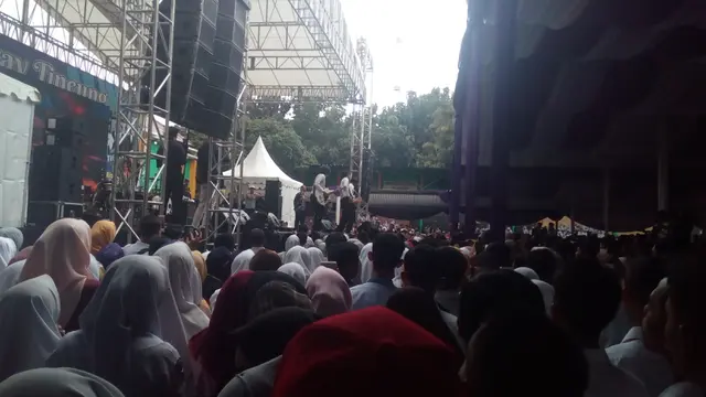 Tiga gitaris band The Changcuters nampak tengah menunjukan kebolehannya di depan seribuan pengunjung yang datang di SMKN 1 Garut