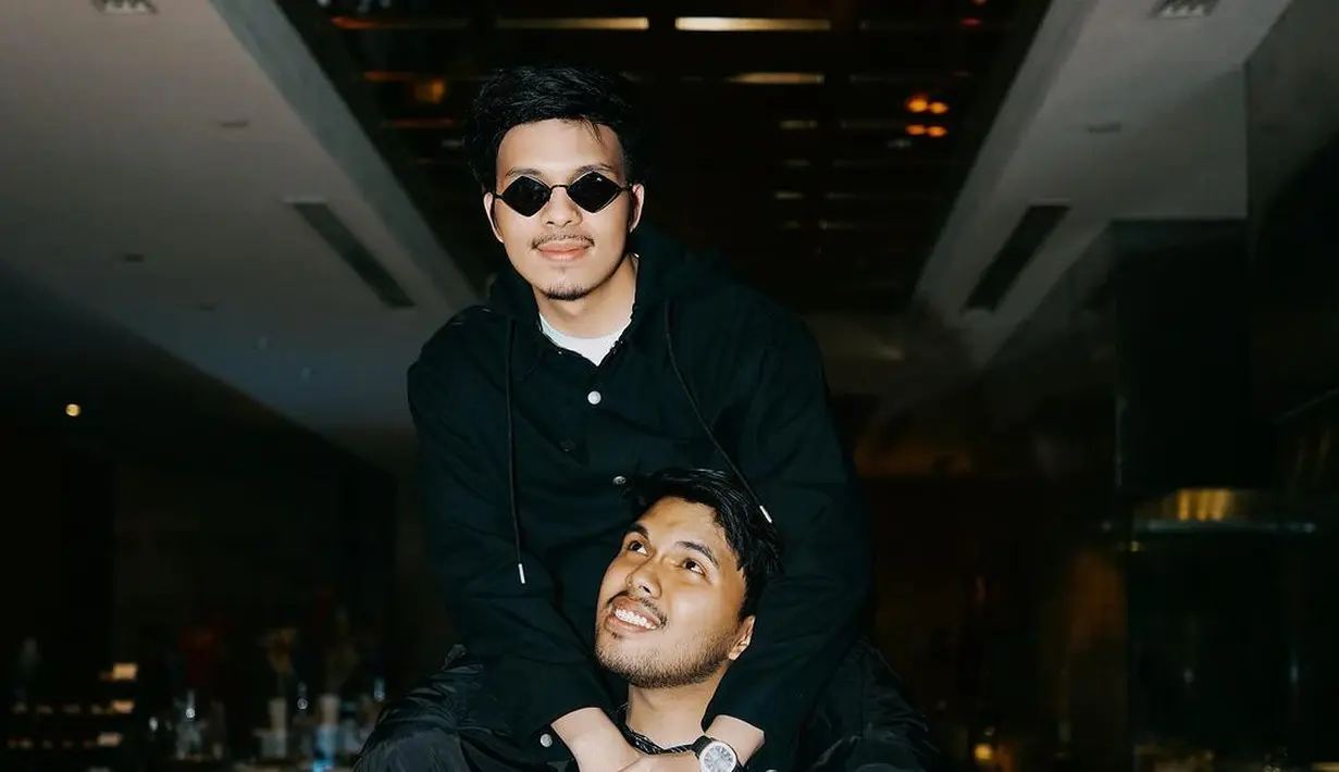 Selain gelar pengajian dan undang anak yatim, momen pertambahan usia ini dirayakan Thariq dengan menggelar dinner sederhana bersama keluarga dan sang kekasih. [@attahalilintar/@aaliyah.massaid]