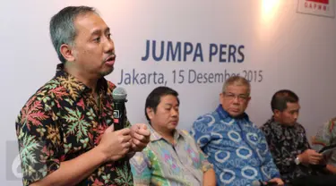 Ketua ASRIM, Trioyono Prijosoesilo saat konferensi pers terkait cukai minuman bersoda, Jakarta, Selasa (15/12/2015). Pengusaha minuman bersoda menolak kebijakan pemerintah mengenakan tarif cukai untuk produk minuman bersoda. (Liputan6.com/Angga Yuniar)