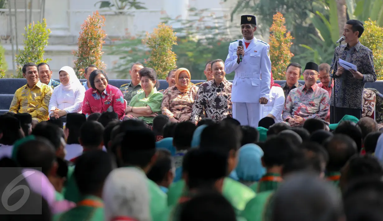 Presiden Jokowi (kiri) saat berbincang dengan salah satu anggota Paskibraka di halaman belakang Istana Bogor,  Selasa (18/8/2015). Silaturahmi ini berkaitan peringatan kemerdekaan HUT RI ke-70 di Istana Merdeka Jakarta. (Liputan6.com/Faizal Fanani)