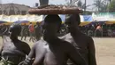 Sejumlah penari memperlihatkan tarian budaya Kpak dari Kagoro saat parade tahun baru di Kaduna, Nigeria (1/1/2016). Sejumlah daerah di Nigeria ikut berpartisipasi meramaikan acara tersebut. (Reuters) 