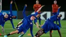 Pemain Belanda melakukan pemanasan saat sesi latihan di Doha, Qatar, 8 Desember 2022. Belanda akan menghadapi Argentina dalam babak perempat final Piala Dunia 2022 pada 10 Oktober. (AP Photo/Eugene Hoshiko)