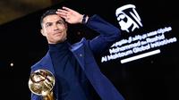Cristiano Ronaldo memegang penghargaan karier pada upacara Globe Soccer Awards 2023 di Dubai, Uni Emirat Arab, Jumat (19/1/2024). Ronaldo memenangkan tiga penghargaan pada Globe Soccer Awards 2023. (Fabio Ferrari/LaPresse via AP)