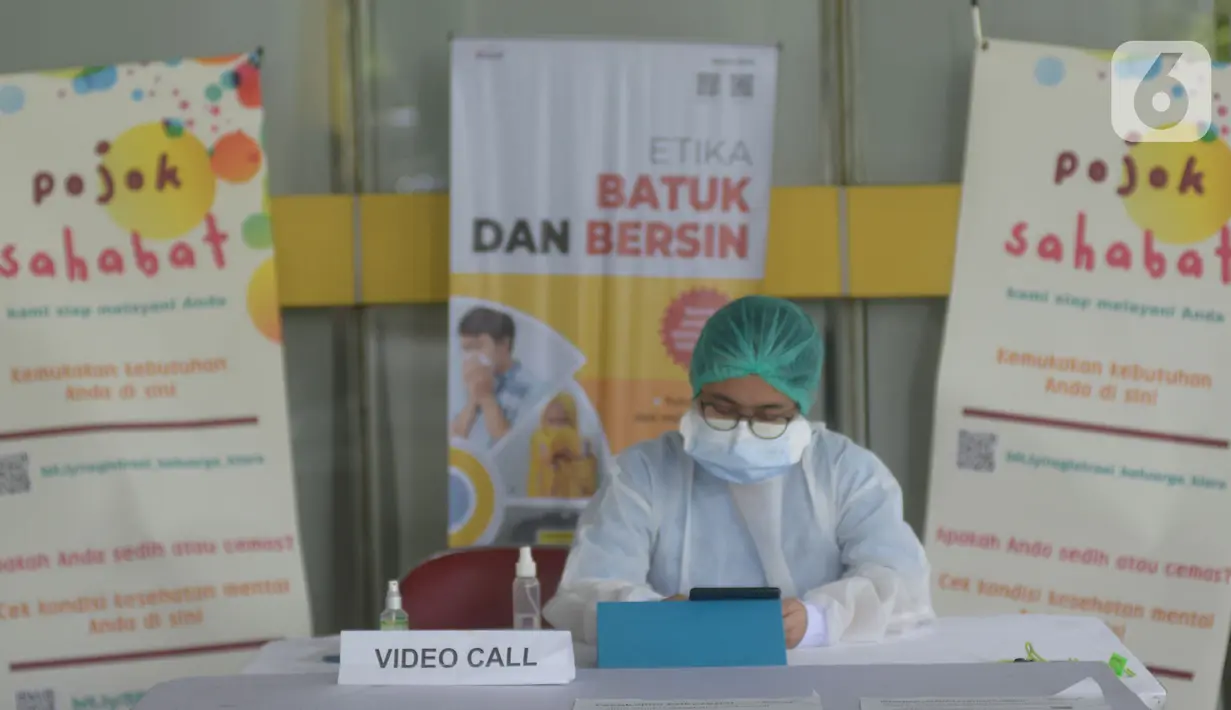 Perawat medis menyiapkan fasilitas kunjungan para keluarga pasien yang mendapat perawatan di RSCM, Jakarta, Selasa (26/5/2020). RSCM Jakarta Pusat menyiapkan fasilitas kunjungan virtual bagi para keluarga untuk berkomunikasi langsung dengan pasien positif COVID-19. (merdeka.com/Imam Buhori)