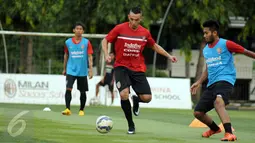 Penyerang Bali United, Silvio Escobar B (tengah) berusaha mengecoh Syakir M saat latihan di Lapangan Pertamina, Jakarta, Rabu (6/4/2016). Kandas di Piala Bhayangkara 2016, Bali United bersiap mengikuti Trofeo Persija. (Liputan6.com/Helmi Fithriansyah)