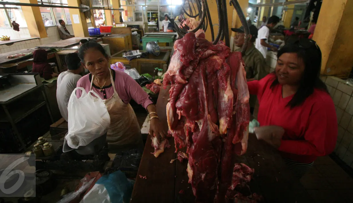 Pedagang melayani pembeli daging sapi di Pasar Beringharjo, Yogyakarta, Kamis (9/6). Hari keempat bulan Ramadan, harga daging sapi di pasar tradisional merangkak tinggi hingga menembus harga Rp120.000 per kilogram. (Liputan6.com/Boy Harjanto)