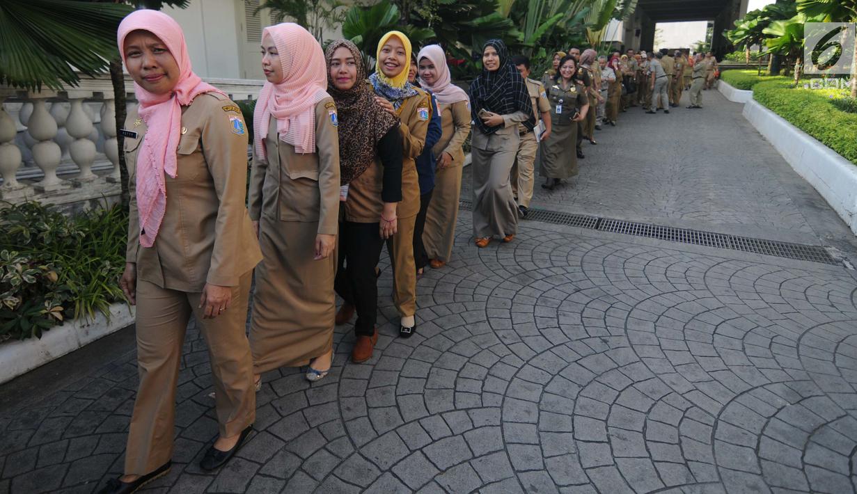 Ratusan PNS Pemkot DKI Jakarta halal bihalal dengan Gubernur DKI Djarot Saiful Hidayat, Jakarta, Senin (3/7). Pempkot DKI menggelar halal bihalal bersama seluruh PNS di hari pertama masuk kerja usai libur lebaran 2017. (Liputan6.com/Gempur M Surya)