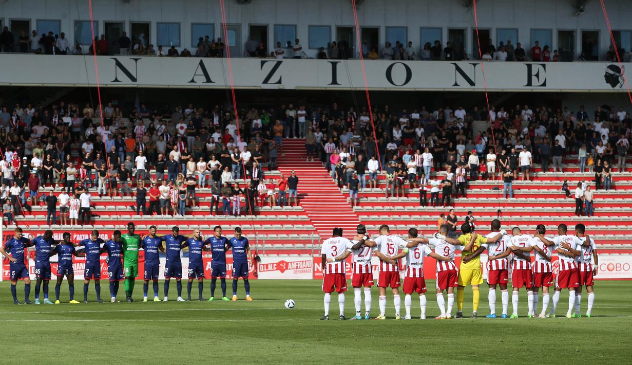 Klub Prancis lainnya, AC Ajaccio dan Clermont Foot 63 juga melakukan mengheningkan cipta untuk para korban tragedi Kanjuruhan yang banyak memakan korban jiwa. (AFP/Pascal Pochard-Casabianca)