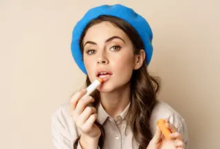 lip gloss tidak hanya identik dengan warna pink, nude, atau merah saja lho. Tahun ini, dunia kecantikan kedatangan tren baru yang cukup mencuri perhatian yaitu pool lips. (foto/dok: freepik/benzoix)