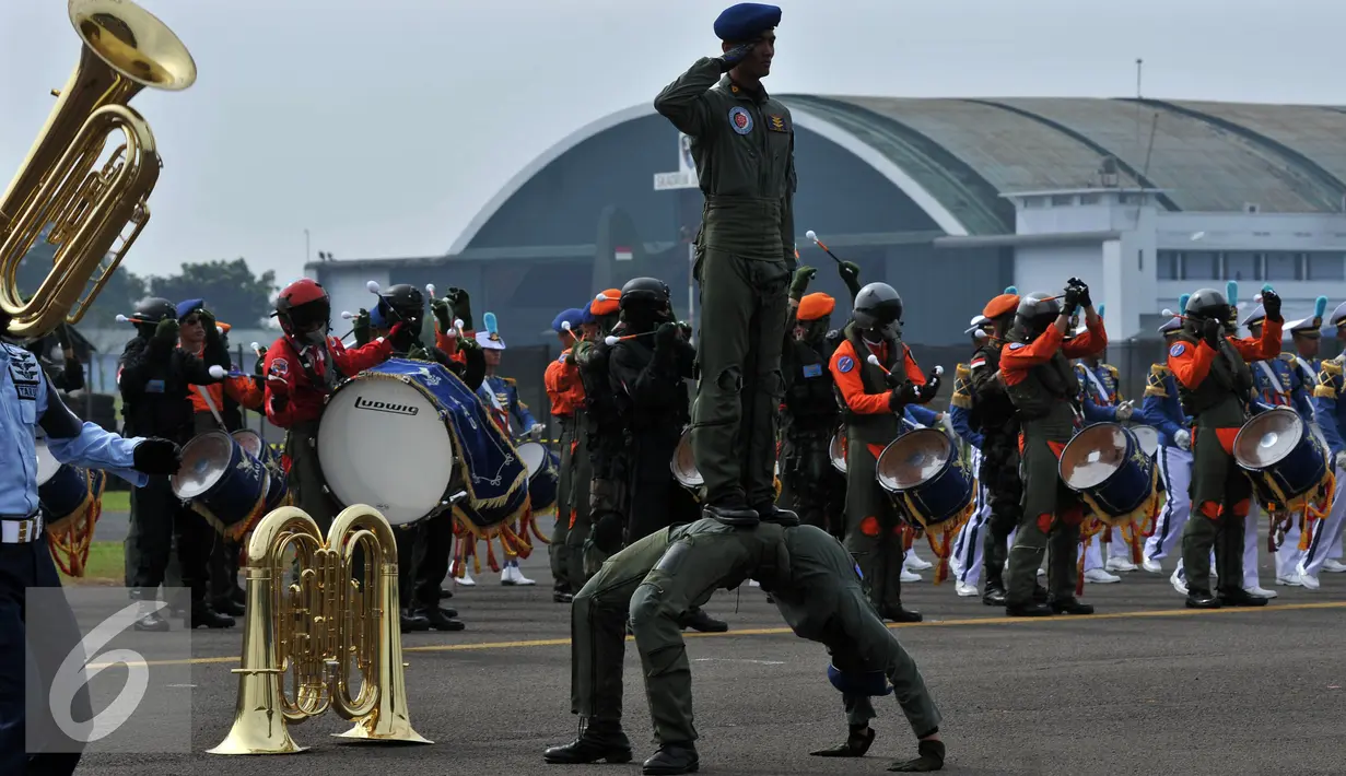  Aksi marching band prajurit TNI AU memeriahkan upacara HUT ke70  TNI AU di Lanud Halim Perdanakusuma, Jakarta, Kamis (9/4). Dalam Hut TNI AU ke 70 prajurit unjuk kebolehan melakukan atraksi udara, seperti Terjun Payung. (Liputan6.com/Johan Tallo)