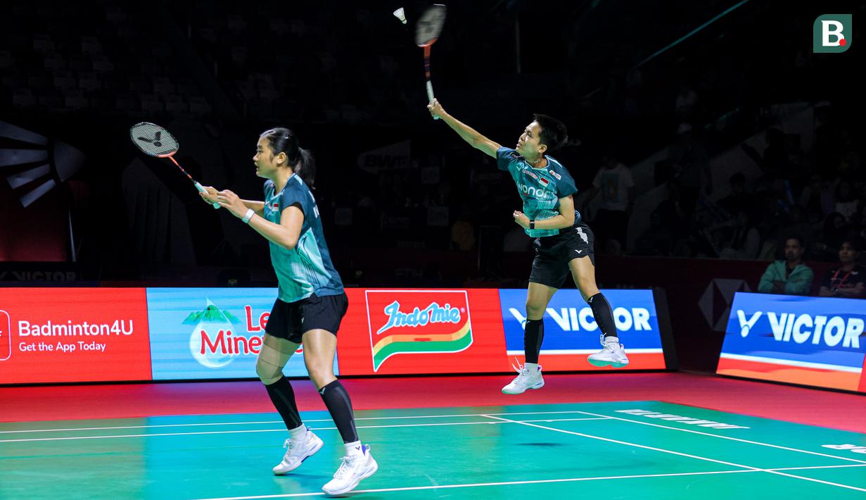 Pebulu tangkis ganda putri Indonesia, Amallia Cahaya Pratiwi/Siti Fadia Silva Ramadhanti berusaha mengembalikan kok ke arah pasangan Korea Selatan, Baek Ha Na/Lee So Hee dalam laga 32 besar Indonesia Open 2026 di Istora, Kompleks Stadion Utama Gelora Bung Karno (SUGBK), Senayan, Jakarta, Rabu (03/06/2026). (Bola.com/Bagaskara Lazuardi)