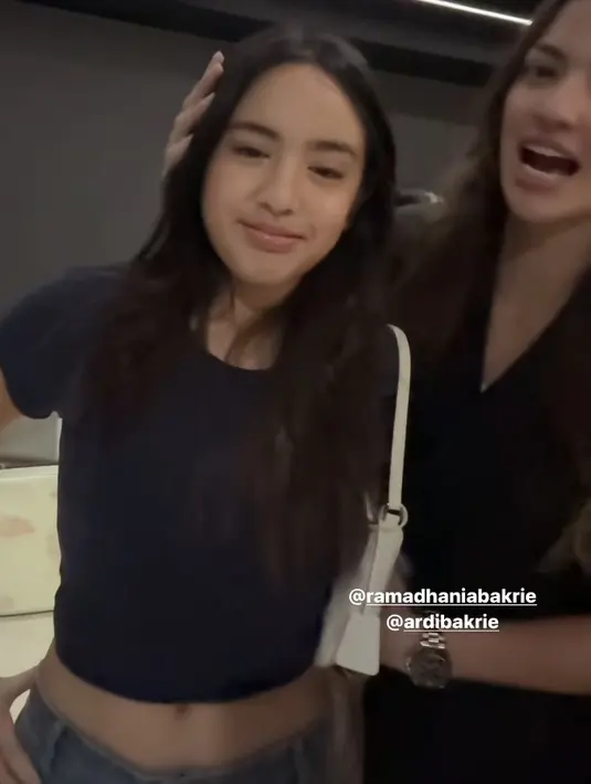 Tampak bulu mata terlihat lentik dan alis mata yang tebal. Bibirnya pun dipoles bahkan tanpa lipstik yang terlihat hanya terlihat lebih shining. Rambut panjang hitam lebatnya pun terurai indah tanpa poni. [@tya_ariestya]
